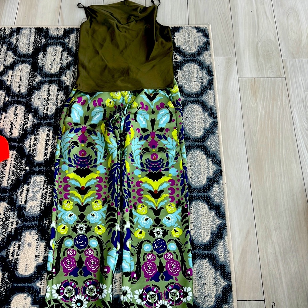 A beautiful set of a washable silk cami with H&M brand pants.